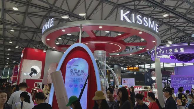 化、自然堂等美妆企业亮相美博会！ag真人平台第一游戏【现场】家(图3)