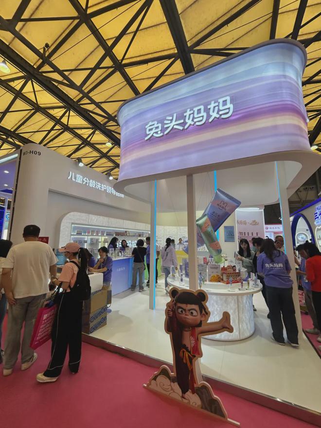 化、自然堂等美妆企业亮相美博会！ag真人平台第一游戏【现场】家(图7)