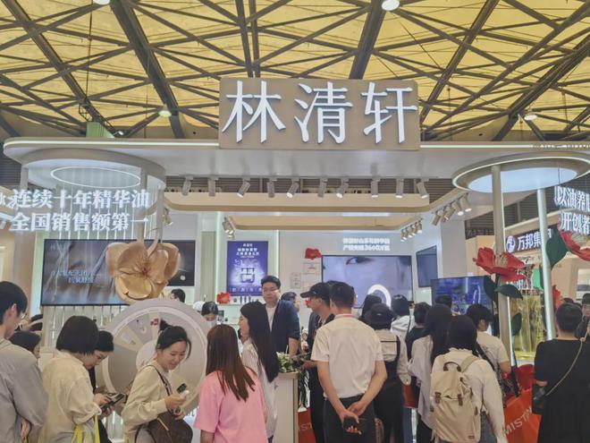 化、自然堂等美妆企业亮相美博会！ag真人平台第一游戏【现场】家(图19)