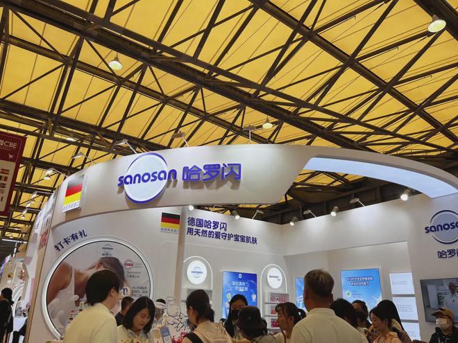 化、自然堂等美妆企业亮相美博会！ag真人平台第一游戏【现场】家(图15)